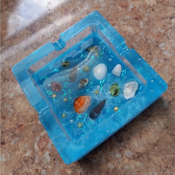 Ocean-theme Resin Ashtray. - Picture 4 of 5
